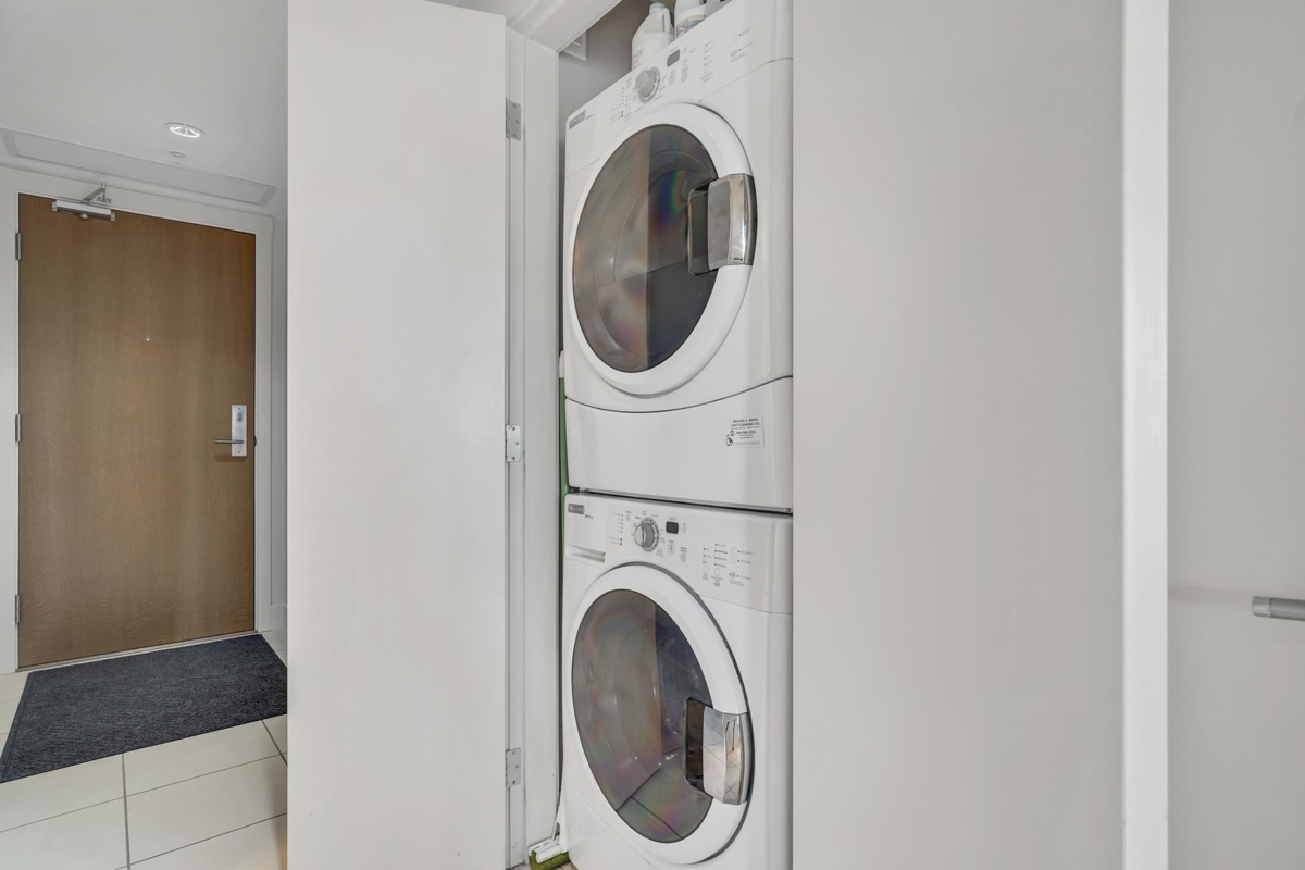 Hallway Photo of 404 15152 Russell Avenue, White Rock, BC