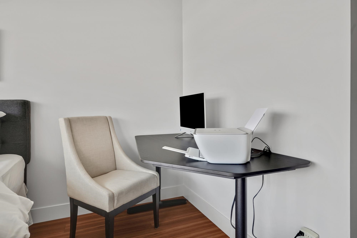 Laundry Room Photo of 404 15152 Russell Avenue, White Rock, BC