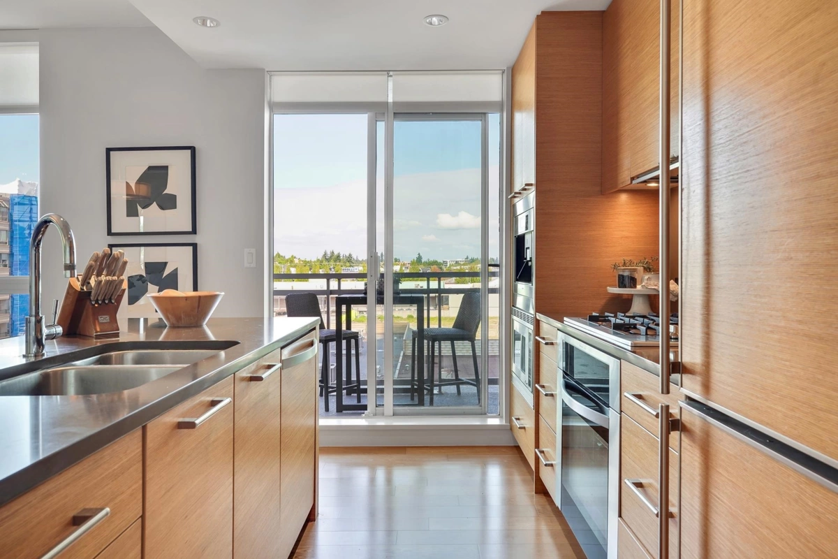 Living Room Photo of 404 15152 Russell Avenue, White Rock, BC