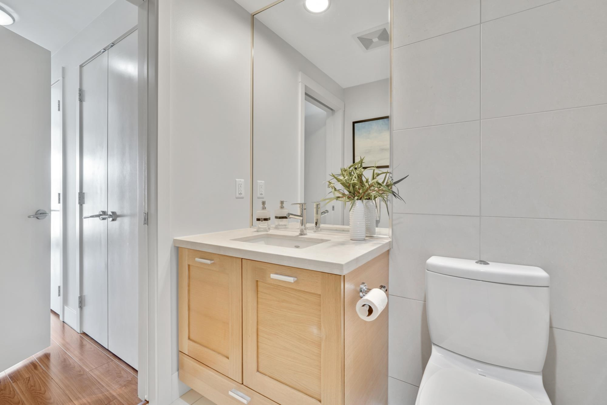 Mudroom Photo of 404 15152 Russell Avenue, White Rock, BC