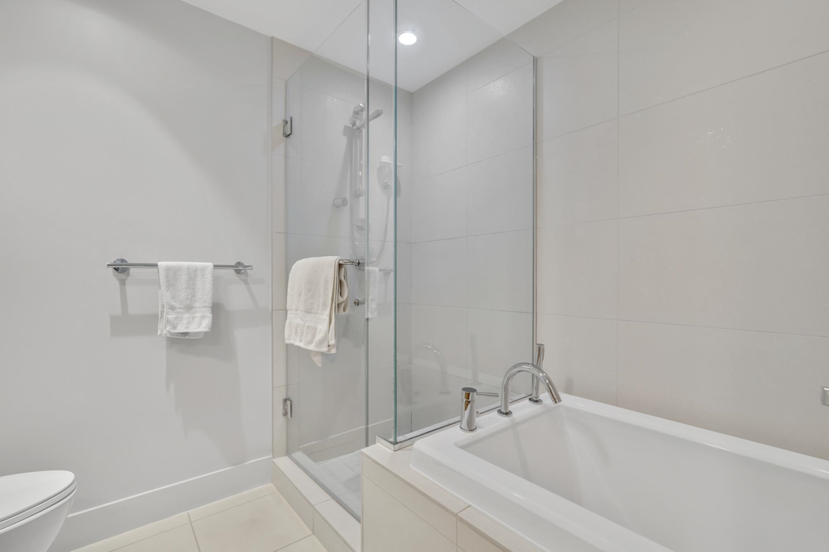 Powder Room Photo of 404 15152 Russell Avenue, White Rock, BC