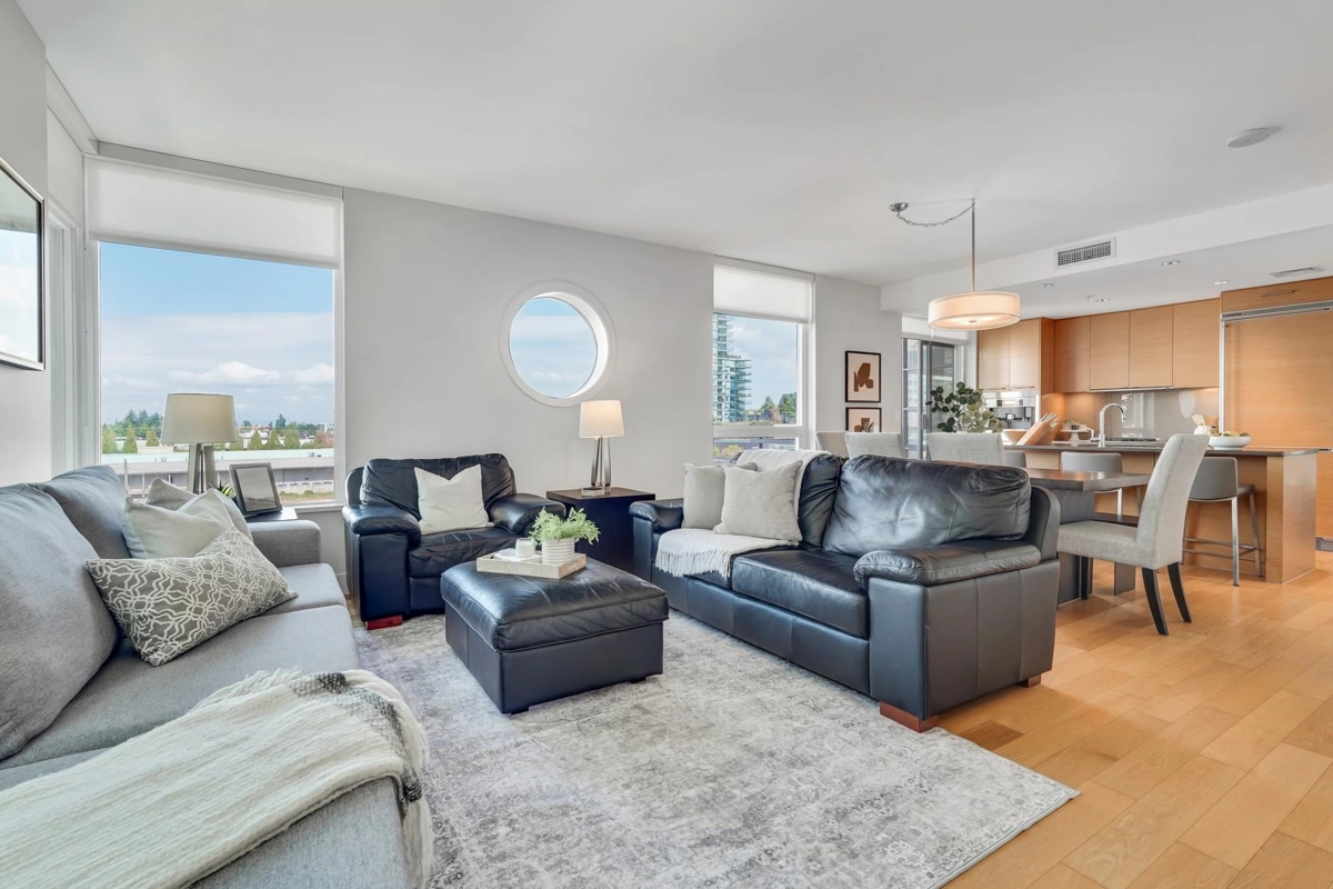 Walk-In Closet Photo of 404 15152 Russell Avenue, White Rock, BC