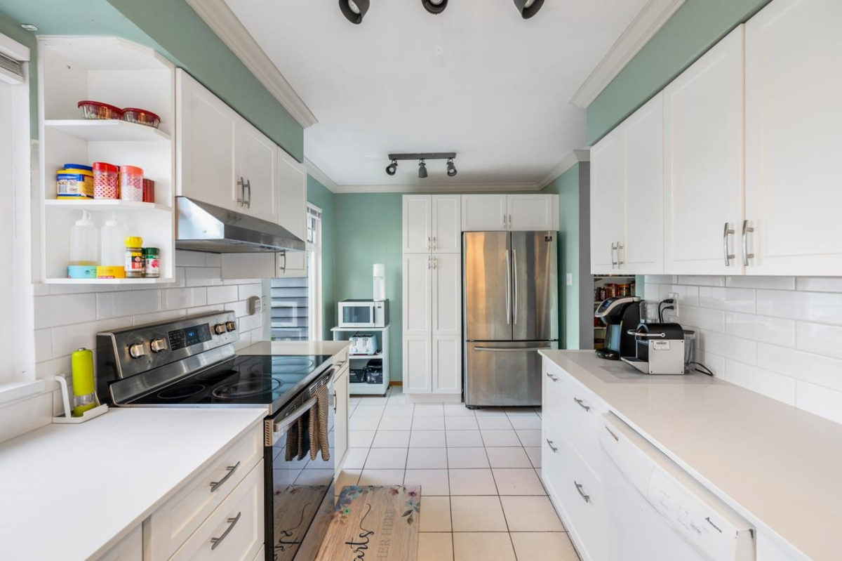 Kitchen Island Photo of 11 10980 No. 2 Road, Richmond, BC