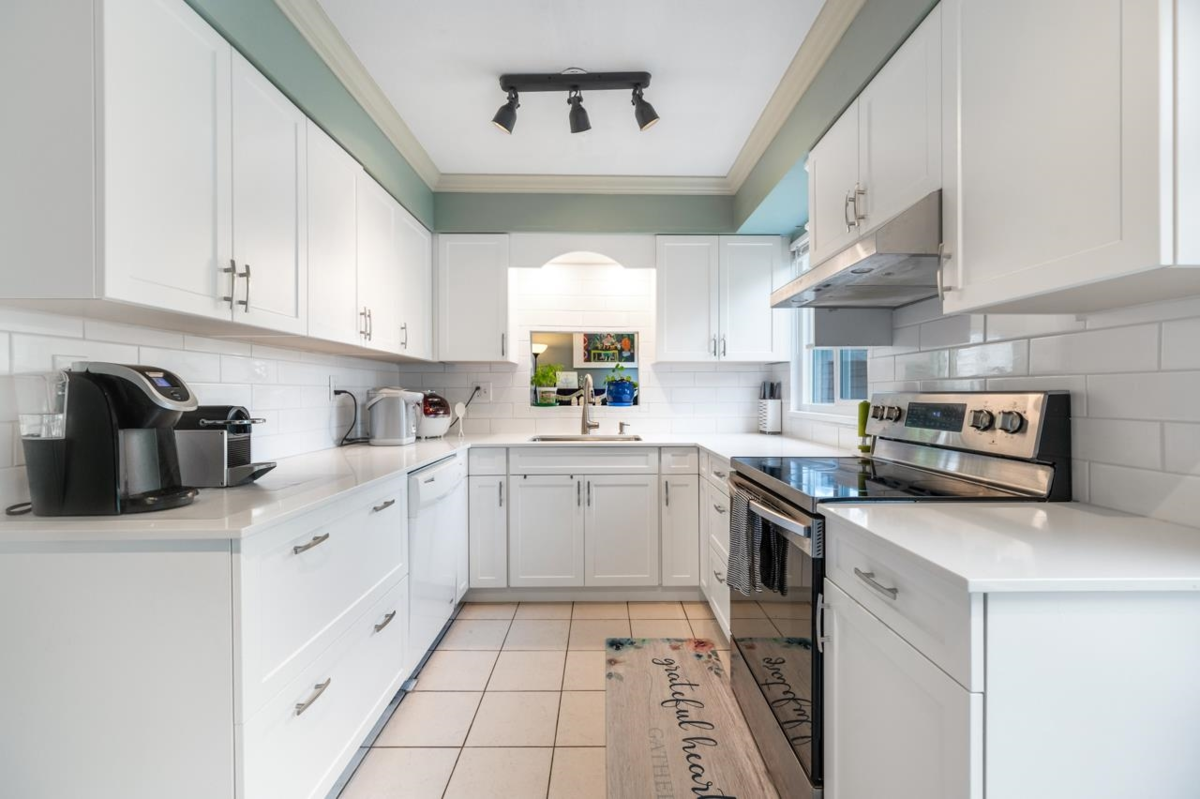 Kitchen Photo of 11 10980 No. 2 Road, Richmond, BC