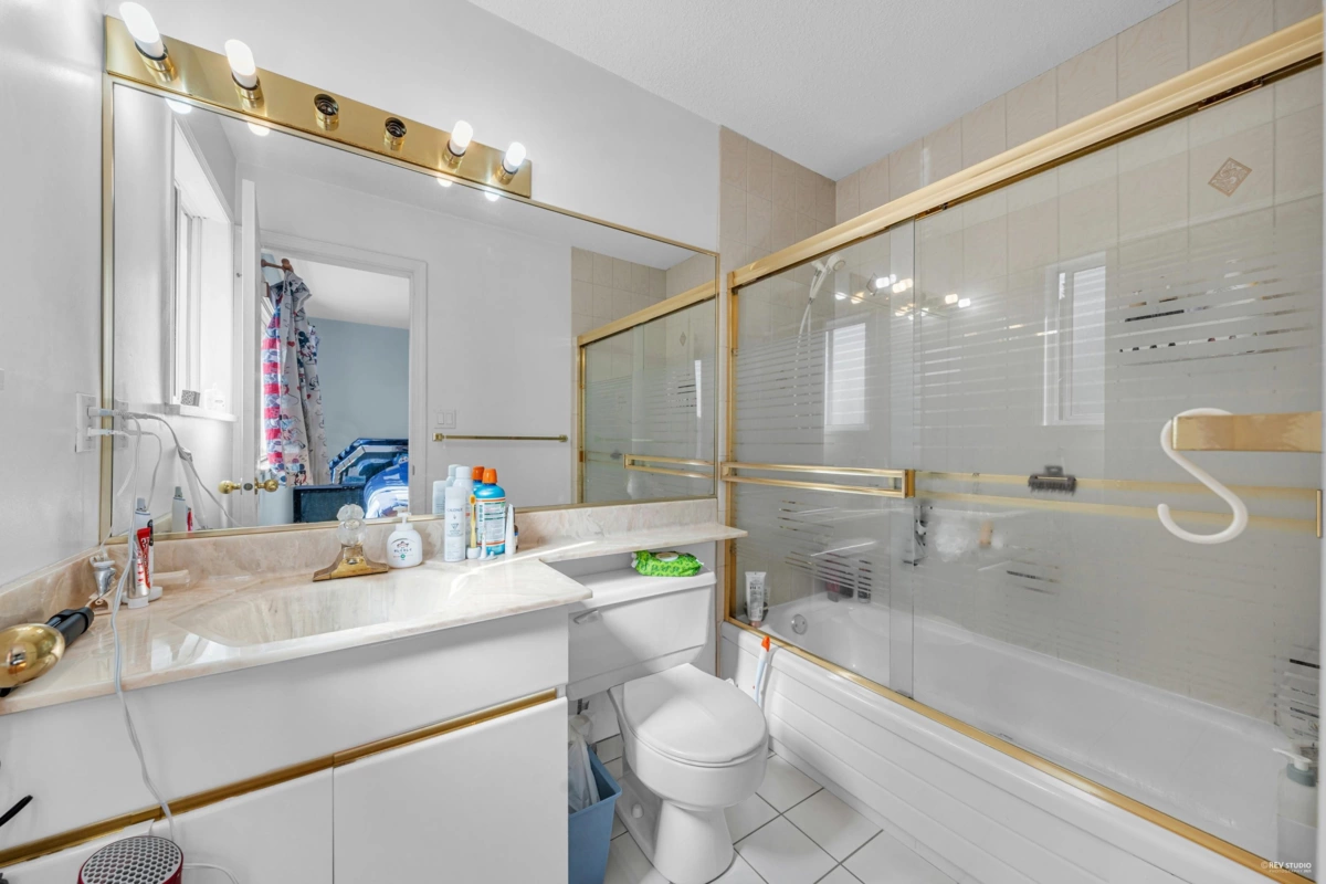 Hot Tub / Spa Photo of 426 W 44th Avenue, Vancouver, BC