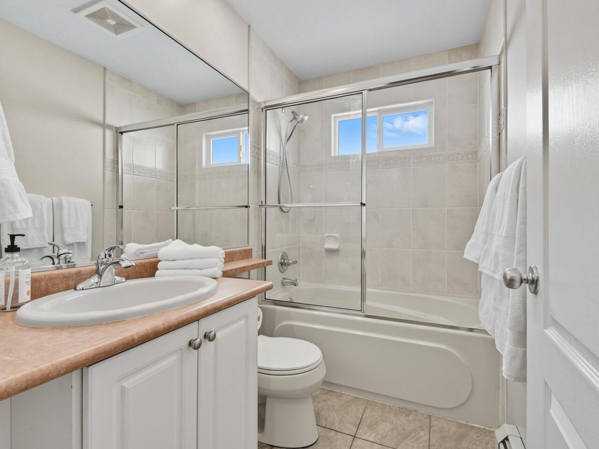 Mudroom Photo of 8011 163rd Street, Surrey, BC