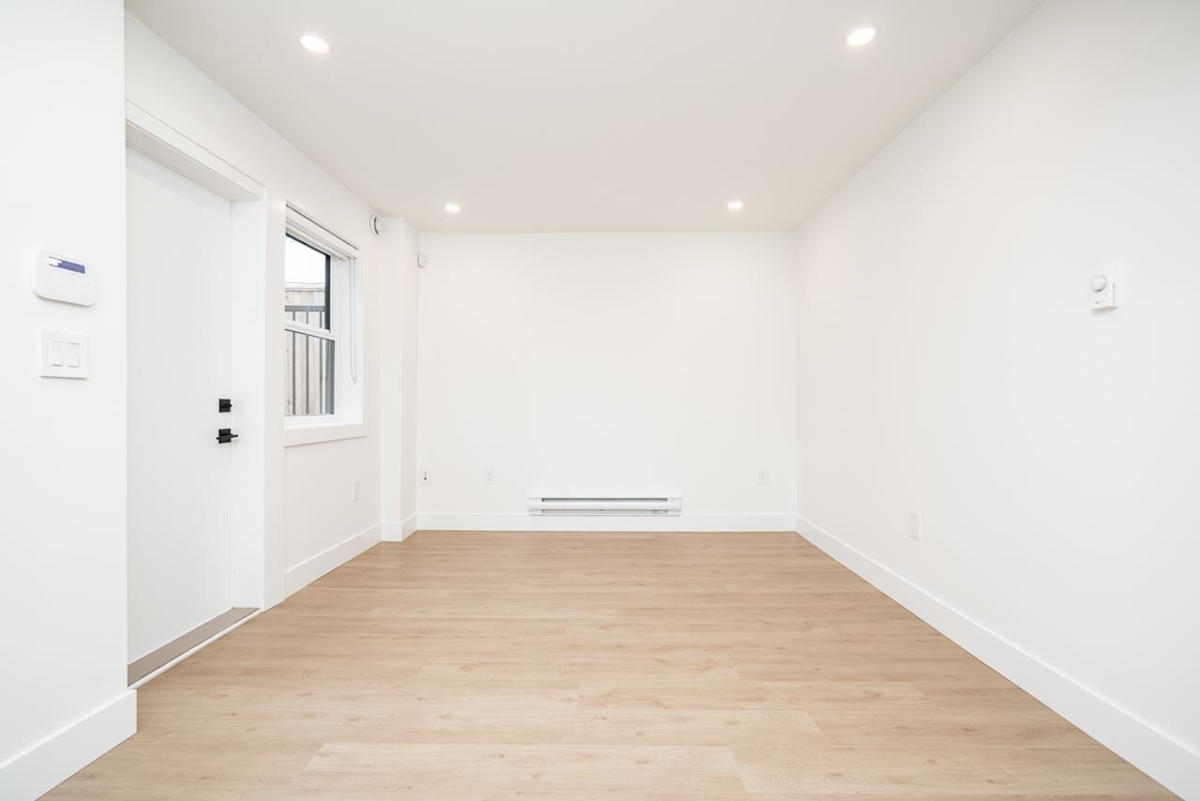 Backyard Photo of 2 128 N Grosvenor Avenue, Burnaby, BC