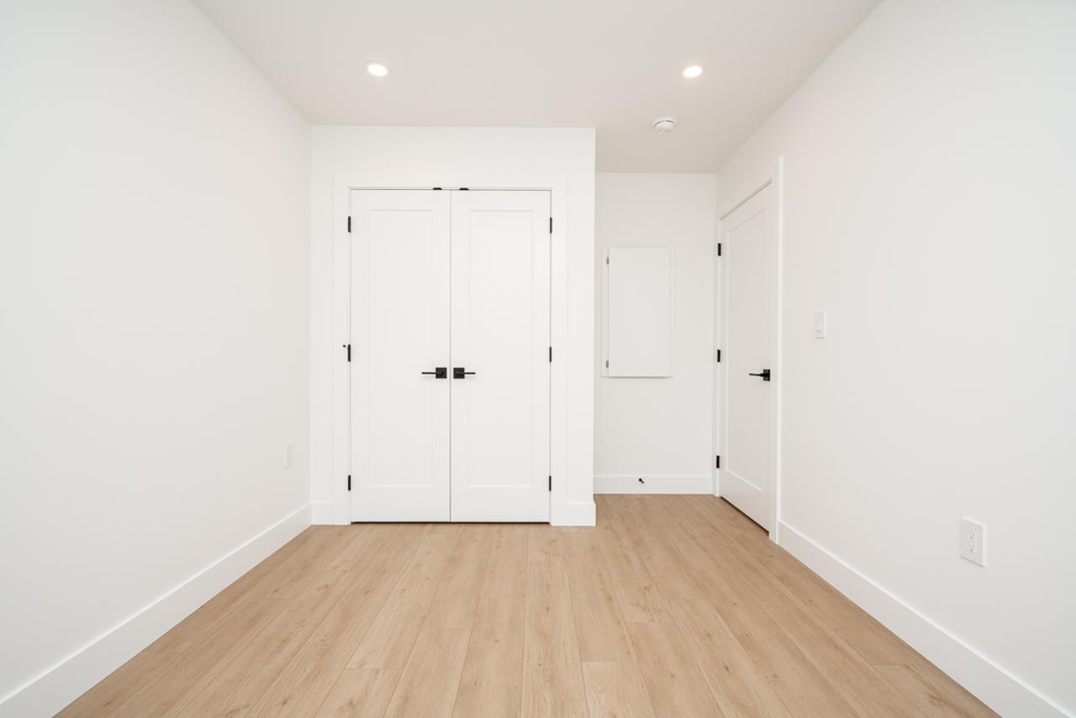 Hallway Photo of 2 128 N Grosvenor Avenue, Burnaby, BC