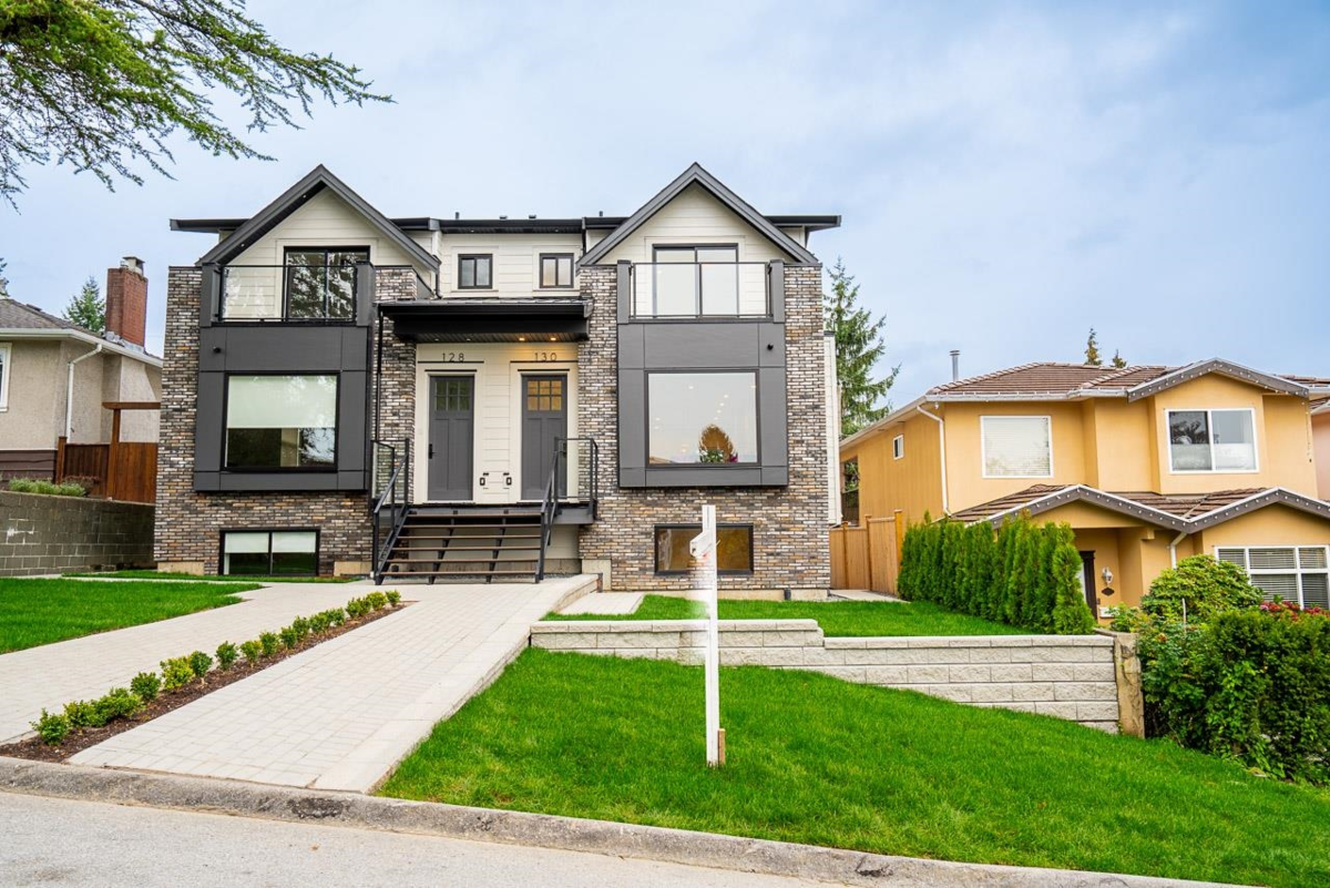 Living Room Photo of 2 128 N Grosvenor Avenue, Burnaby, BC