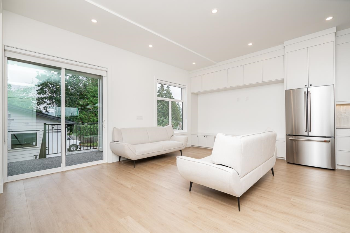 Primary Bathroom Photo of 2 128 N Grosvenor Avenue, Burnaby, BC