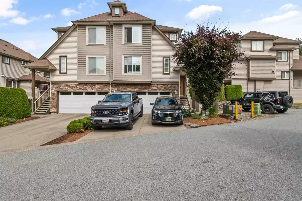 Living Room Photo of 25 46778 Hudson Road, Sardis, BC