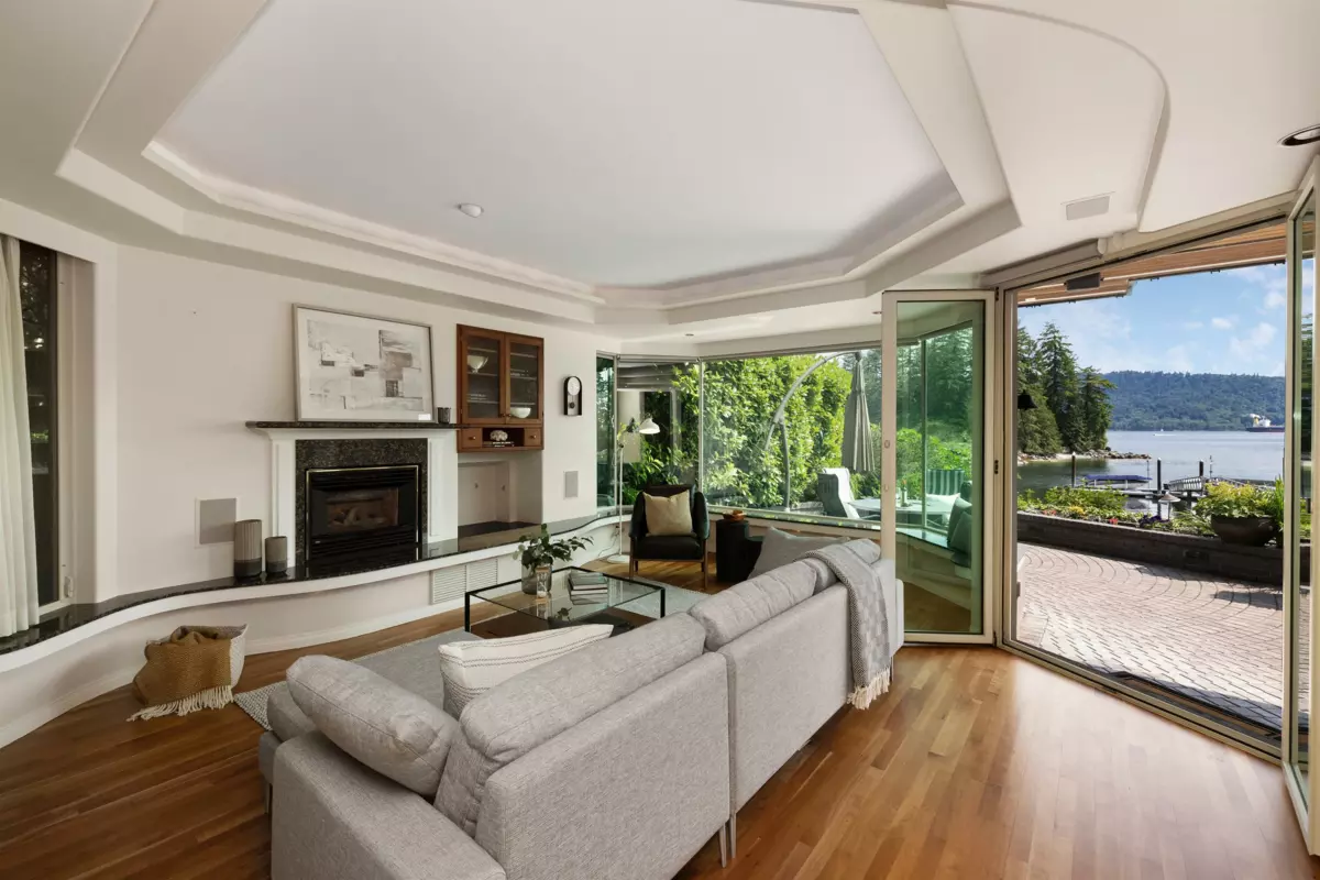 Entry Foyer Photo of 4625 Strathcona Road, North Vancouver, BC
