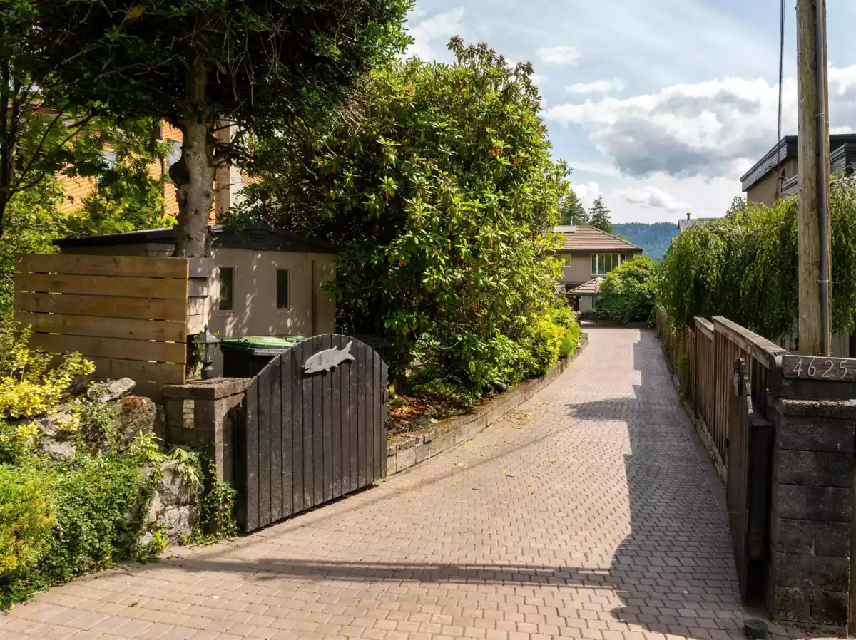 Kitchen Island Photo of 4625 Strathcona Road, North Vancouver, BC