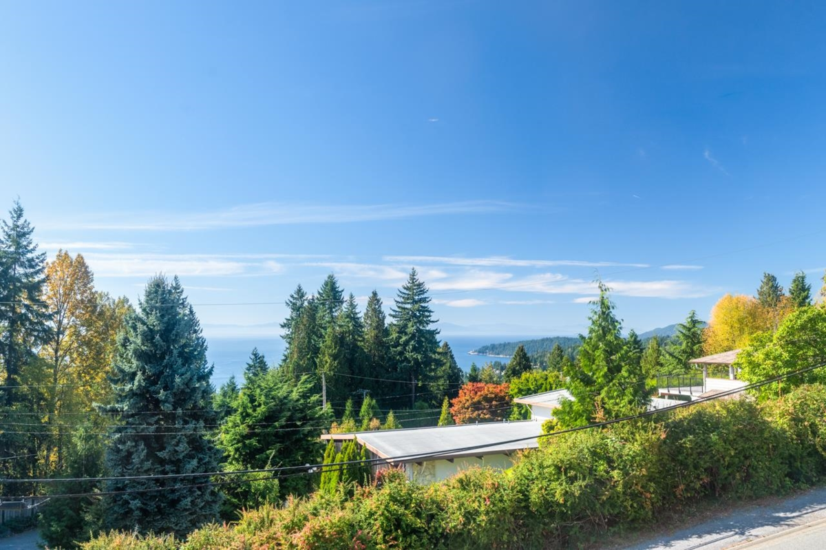 Front Yard Photo of 1 2555 Skilift Road, West Vancouver, BC