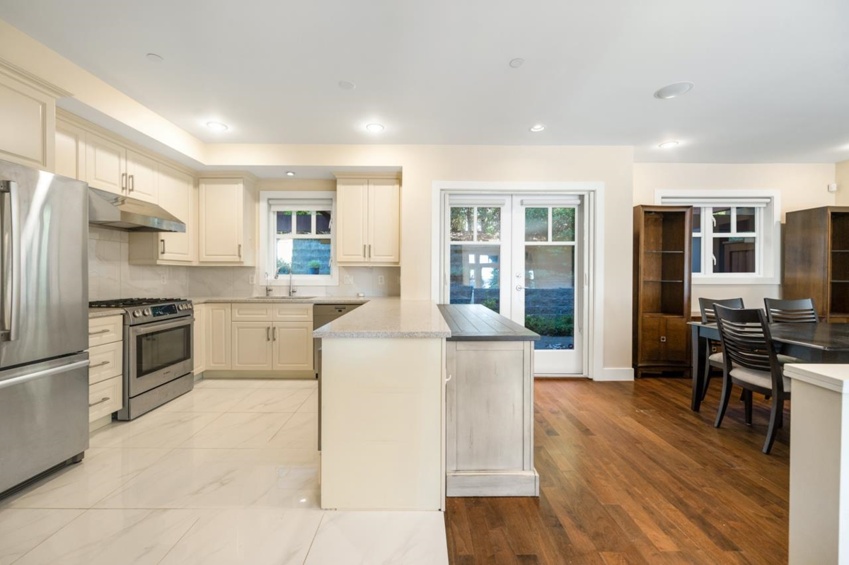 Kitchen Island Photo of 1 2555 Skilift Road, West Vancouver, BC