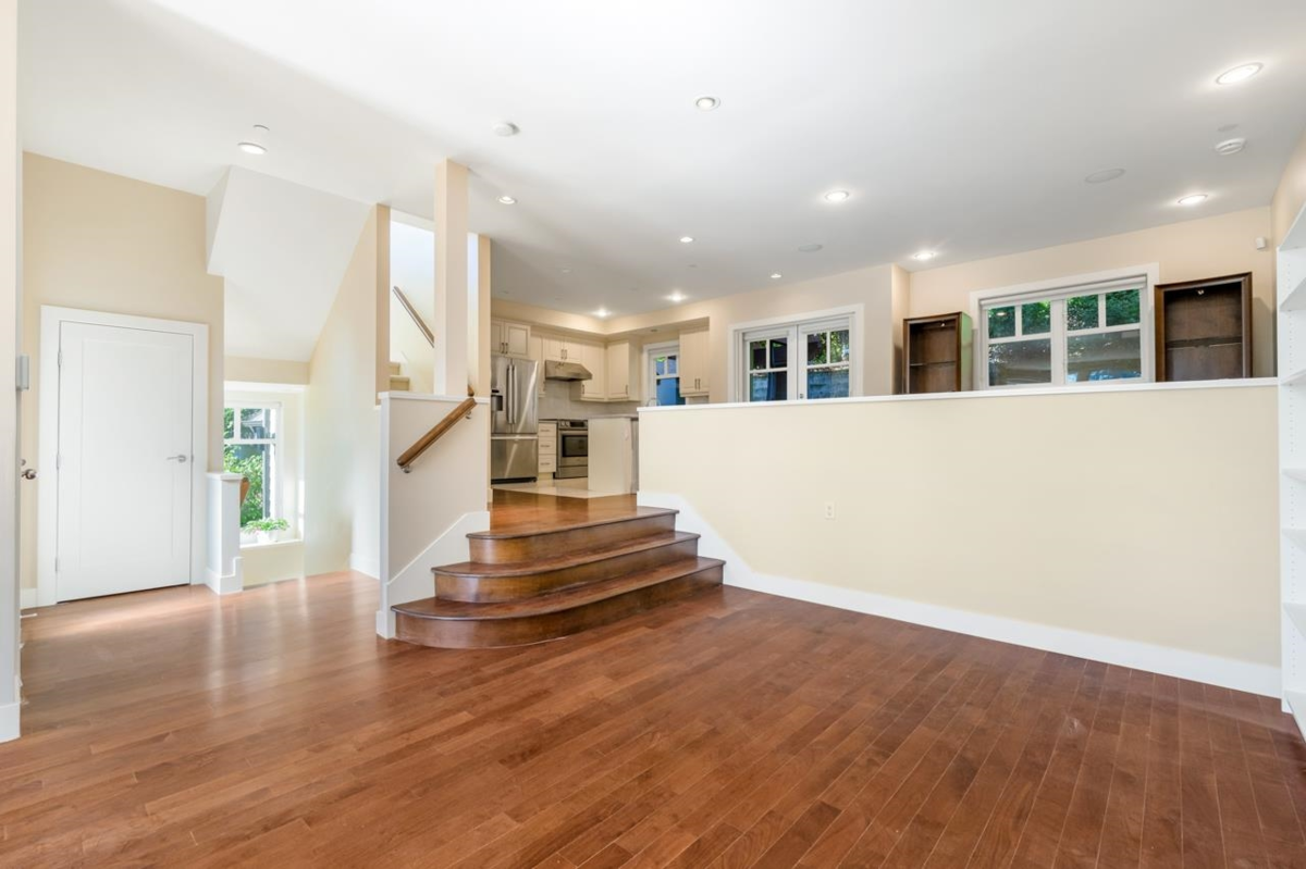 Kitchen Photo of 1 2555 Skilift Road, West Vancouver, BC