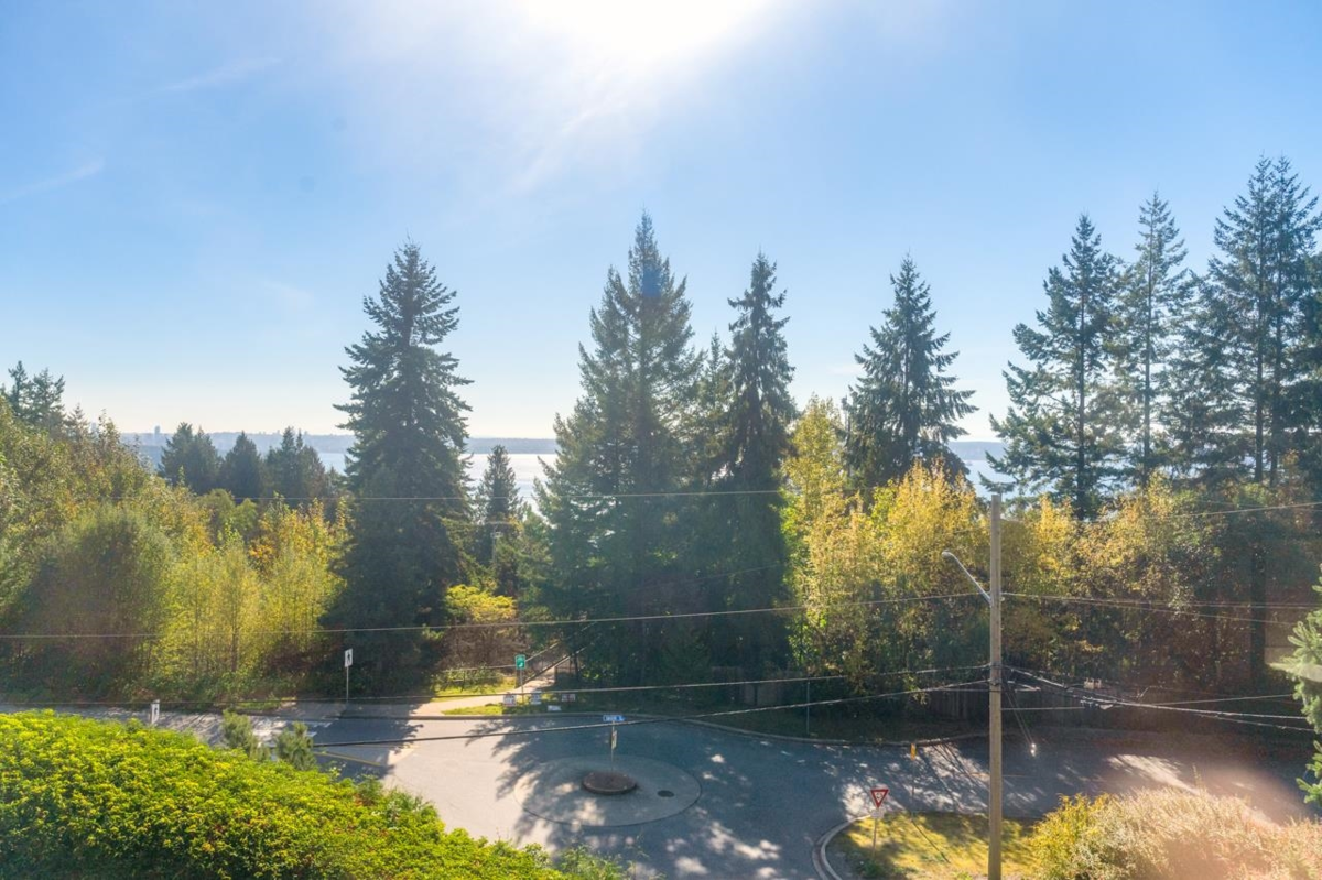 Outdoor Patio Photo of 1 2555 Skilift Road, West Vancouver, BC