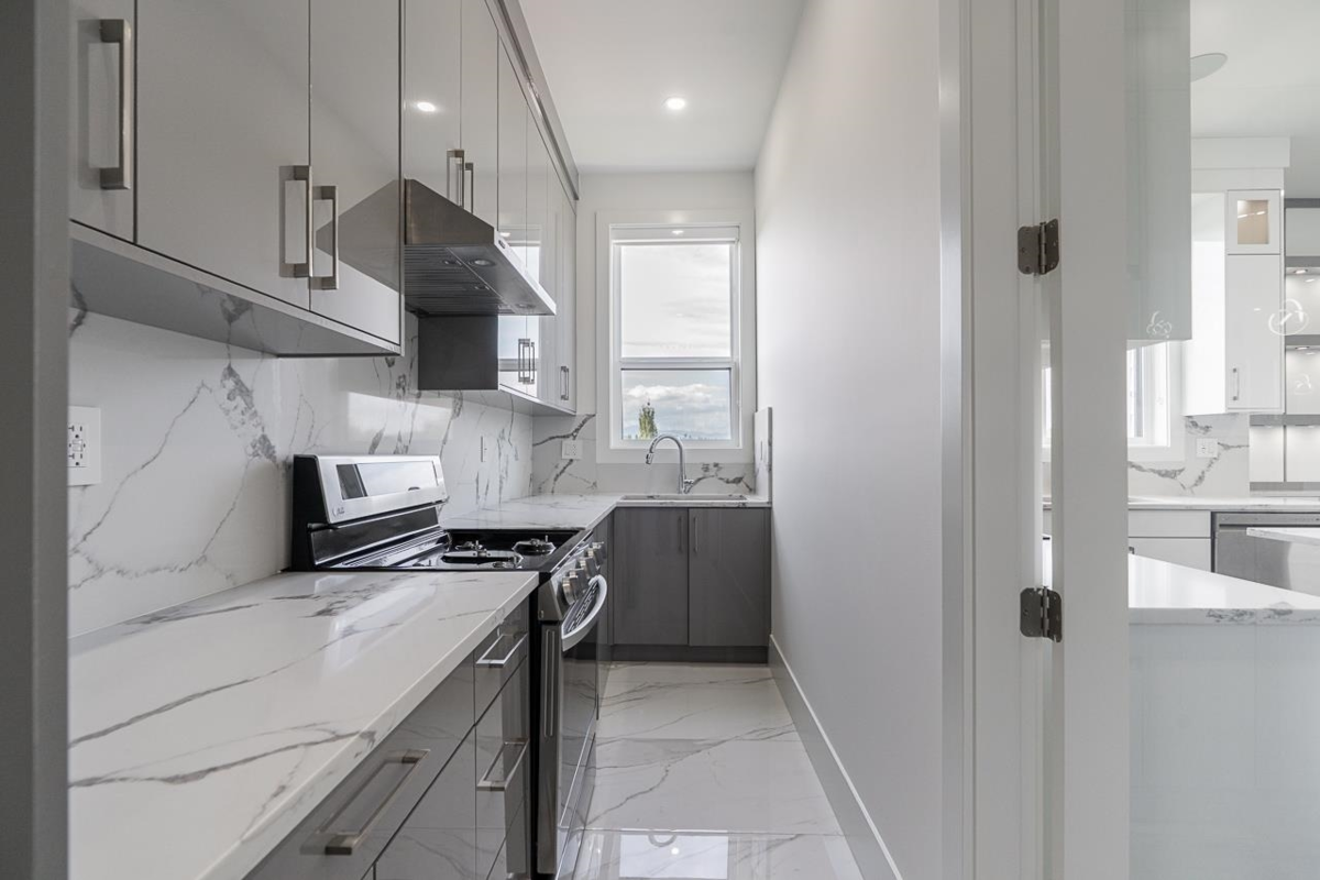 Primary Bathroom Photo of 15051 63a Avenue, Surrey, BC