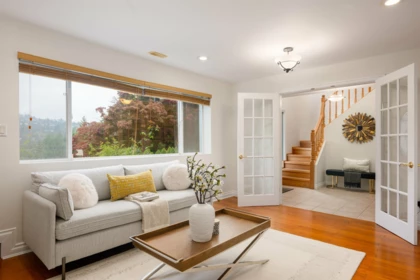 Entry Foyer Photo of 850 Jefferson Avenue, West Vancouver, BC