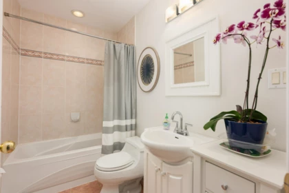 Guest Bathroom Photo of 850 Jefferson Avenue, West Vancouver, BC