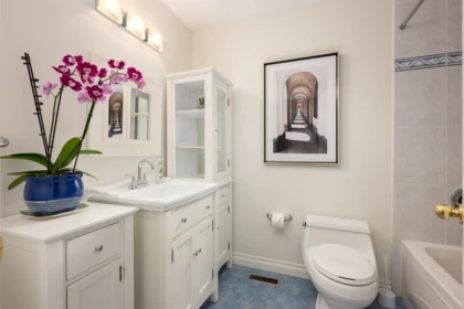 Powder Room Photo of 850 Jefferson Avenue, West Vancouver, BC