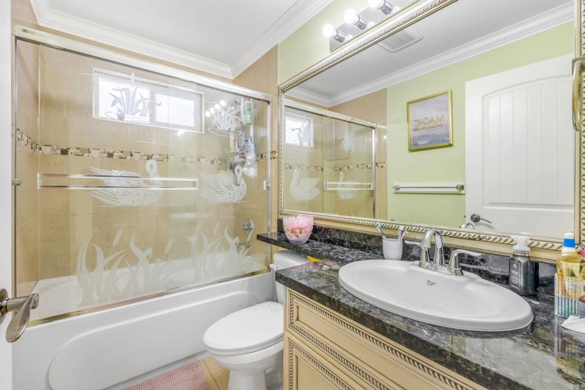 Laundry Room Photo of 14833 71a Avenue, Surrey, BC