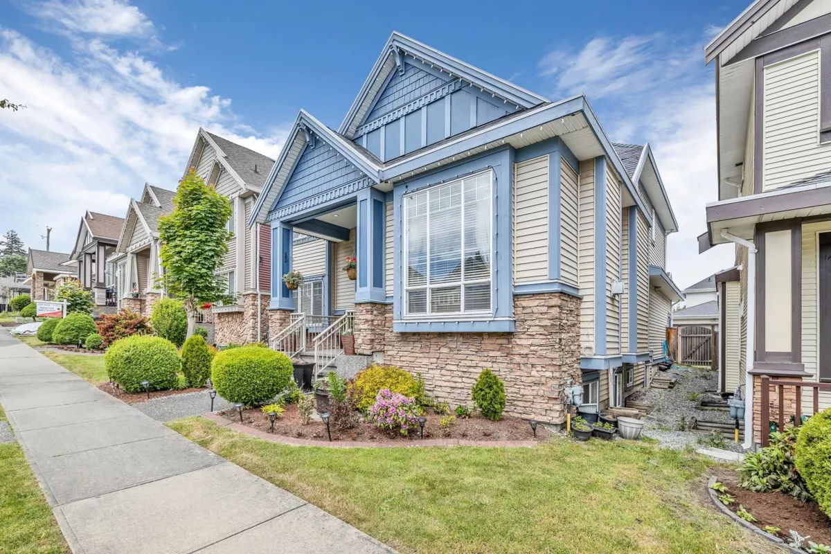Living Room Photo of 14833 71a Avenue, Surrey, BC