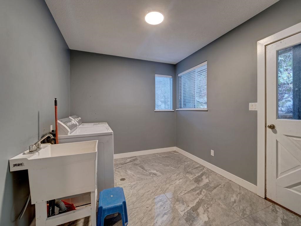 Basement Recreation Room Photo of 7462 Redrooffs Road, Halfmoon Bay, BC