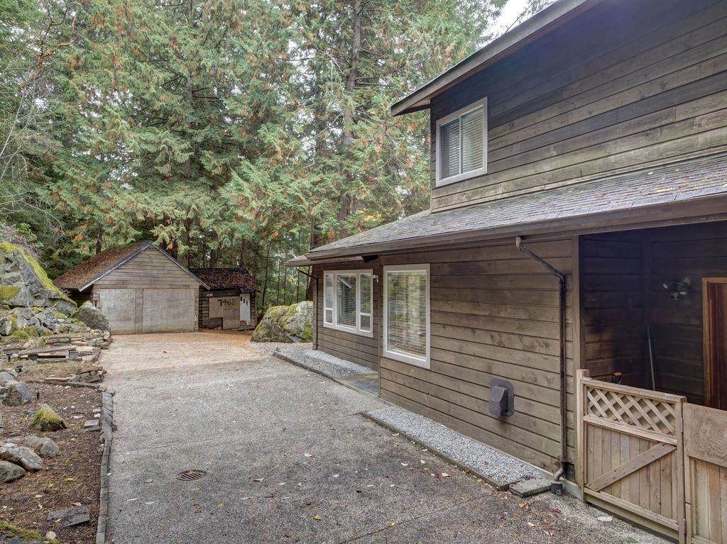 Dining Area Photo of 7462 Redrooffs Road, Halfmoon Bay, BC