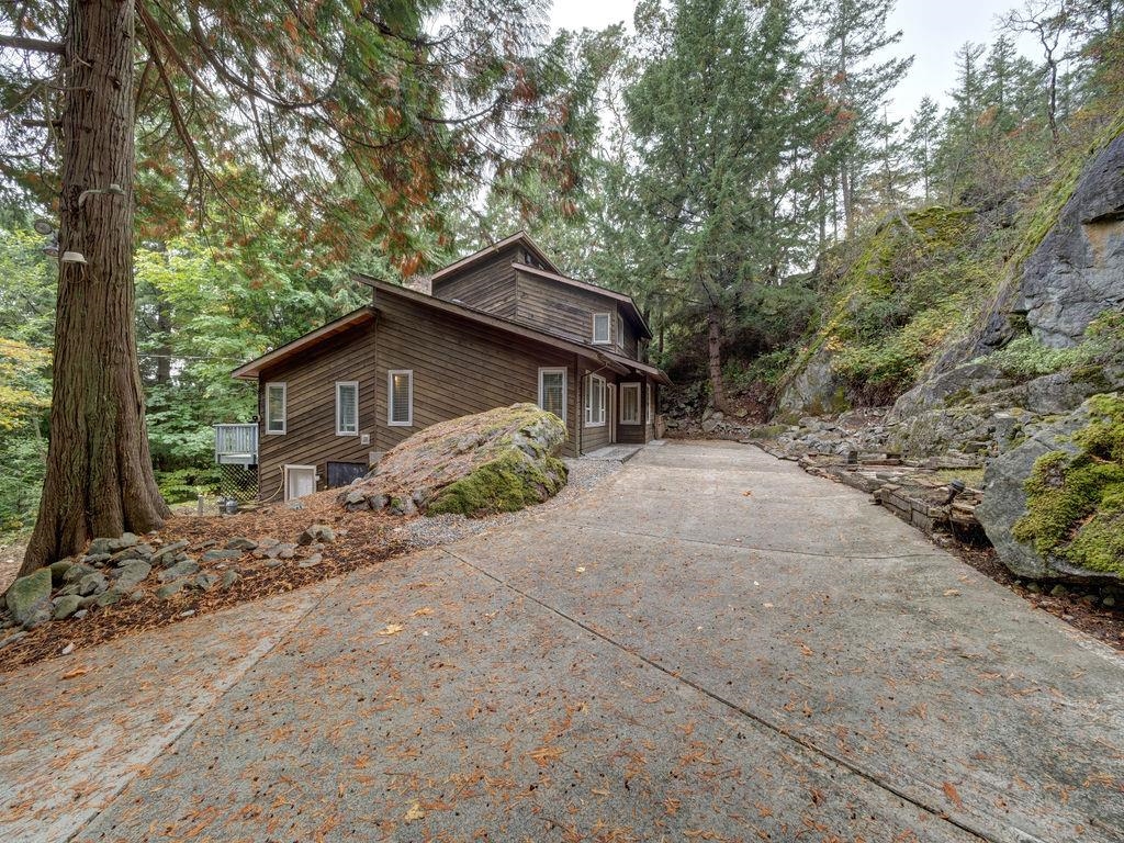 Family Room Photo of 7462 Redrooffs Road, Halfmoon Bay, BC