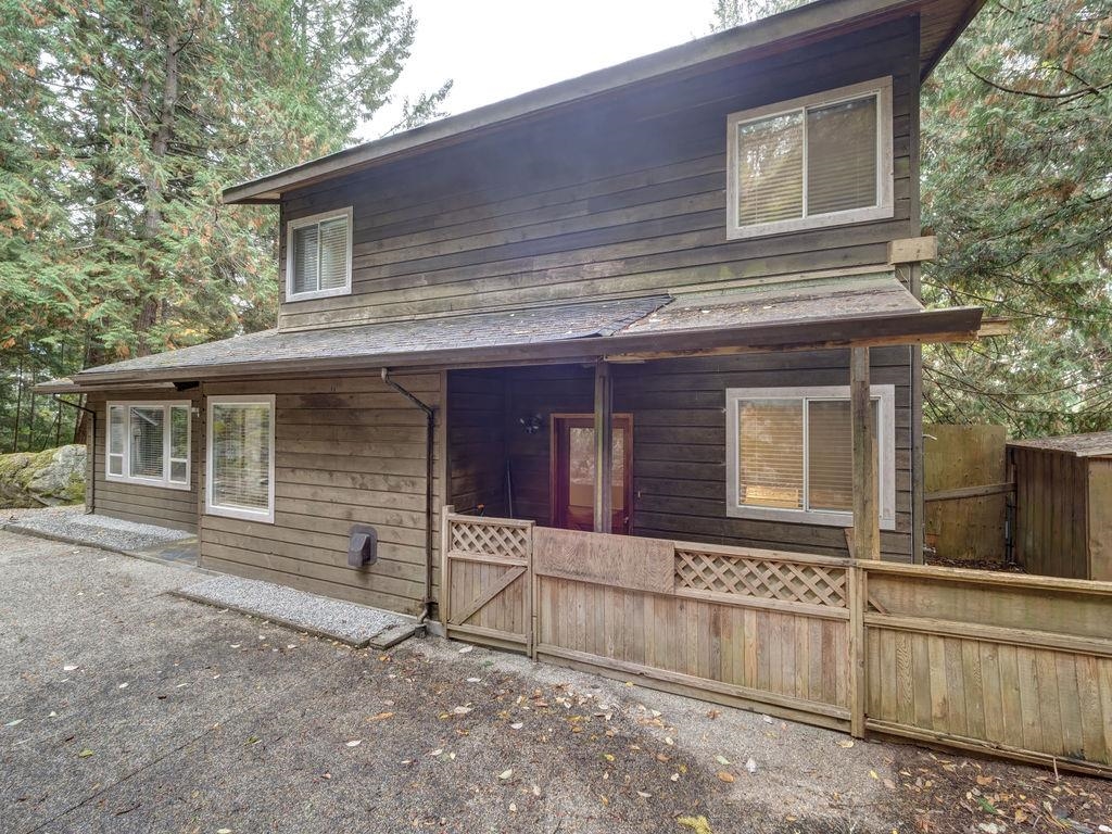 Kitchen Photo of 7462 Redrooffs Road, Halfmoon Bay, BC