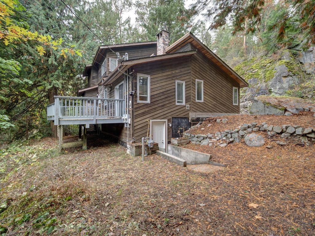 Living Room Photo of 7462 Redrooffs Road, Halfmoon Bay, BC
