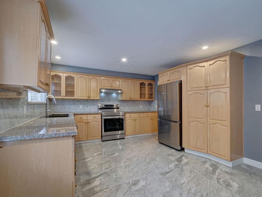 Primary Bathroom Photo of 7462 Redrooffs Road, Halfmoon Bay, BC