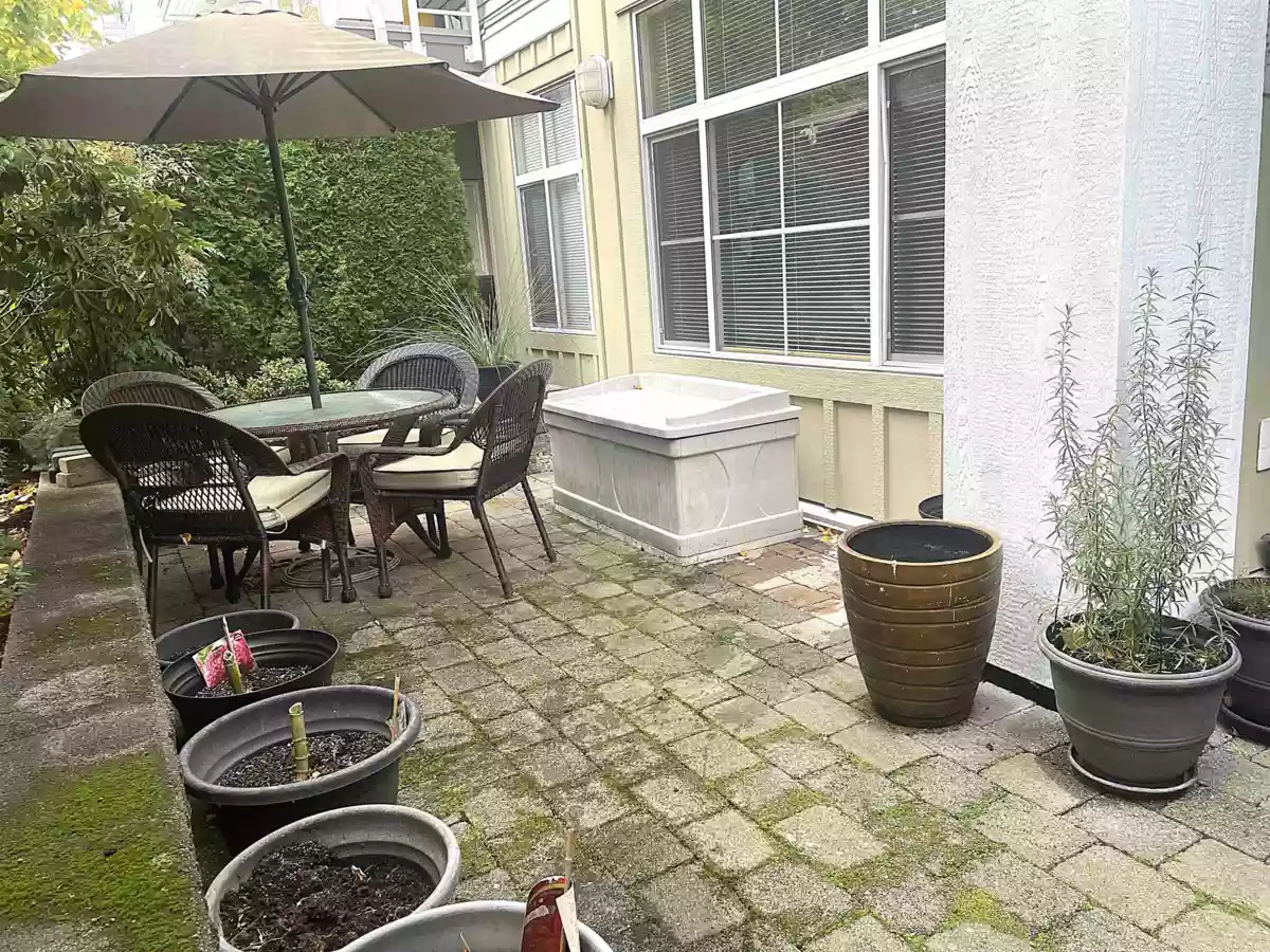 Entry Foyer Photo of 101 15299 17a Avenue, Surrey, BC