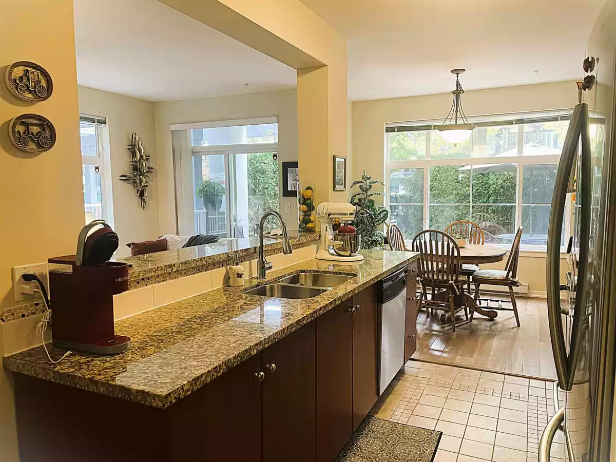 Kitchen Photo of 101 15299 17a Avenue, Surrey, BC