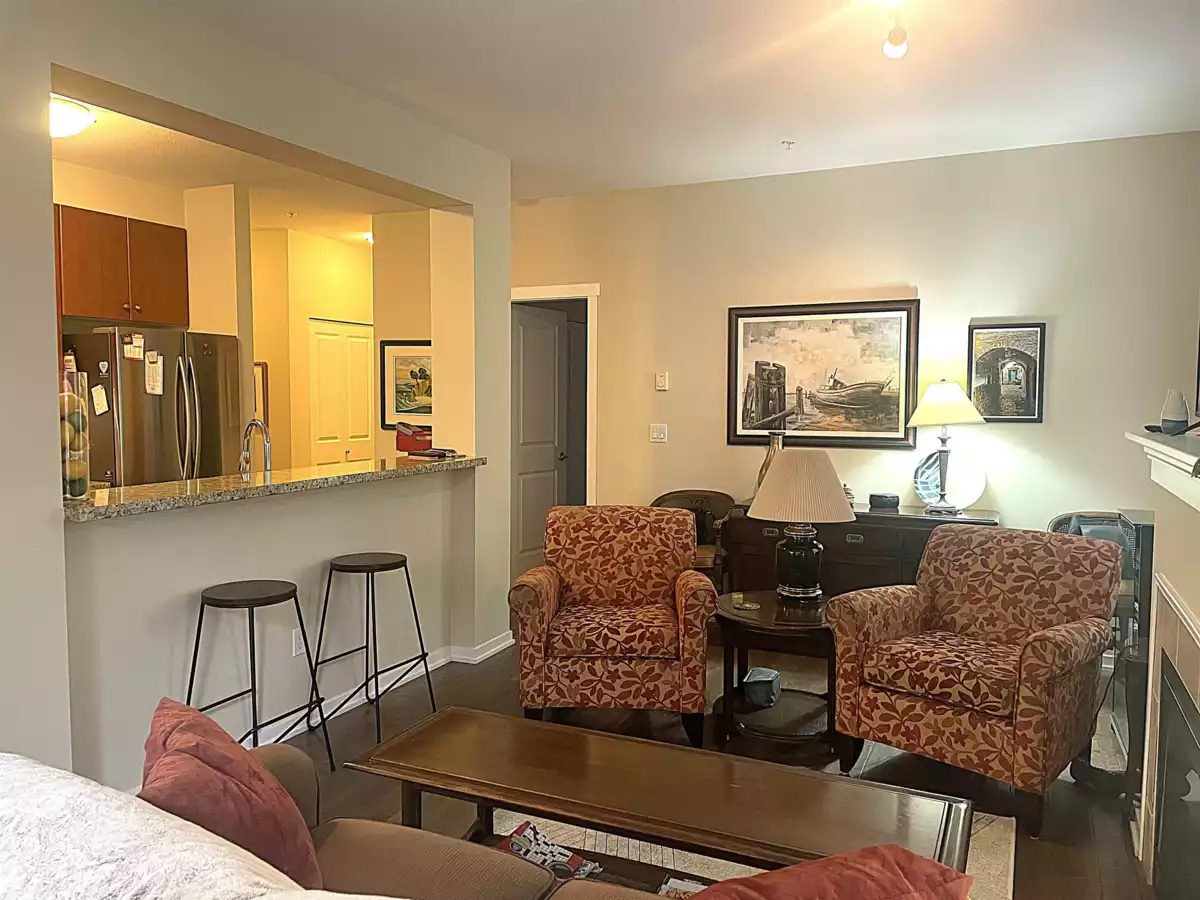 Primary Bathroom Photo of 101 15299 17a Avenue, Surrey, BC