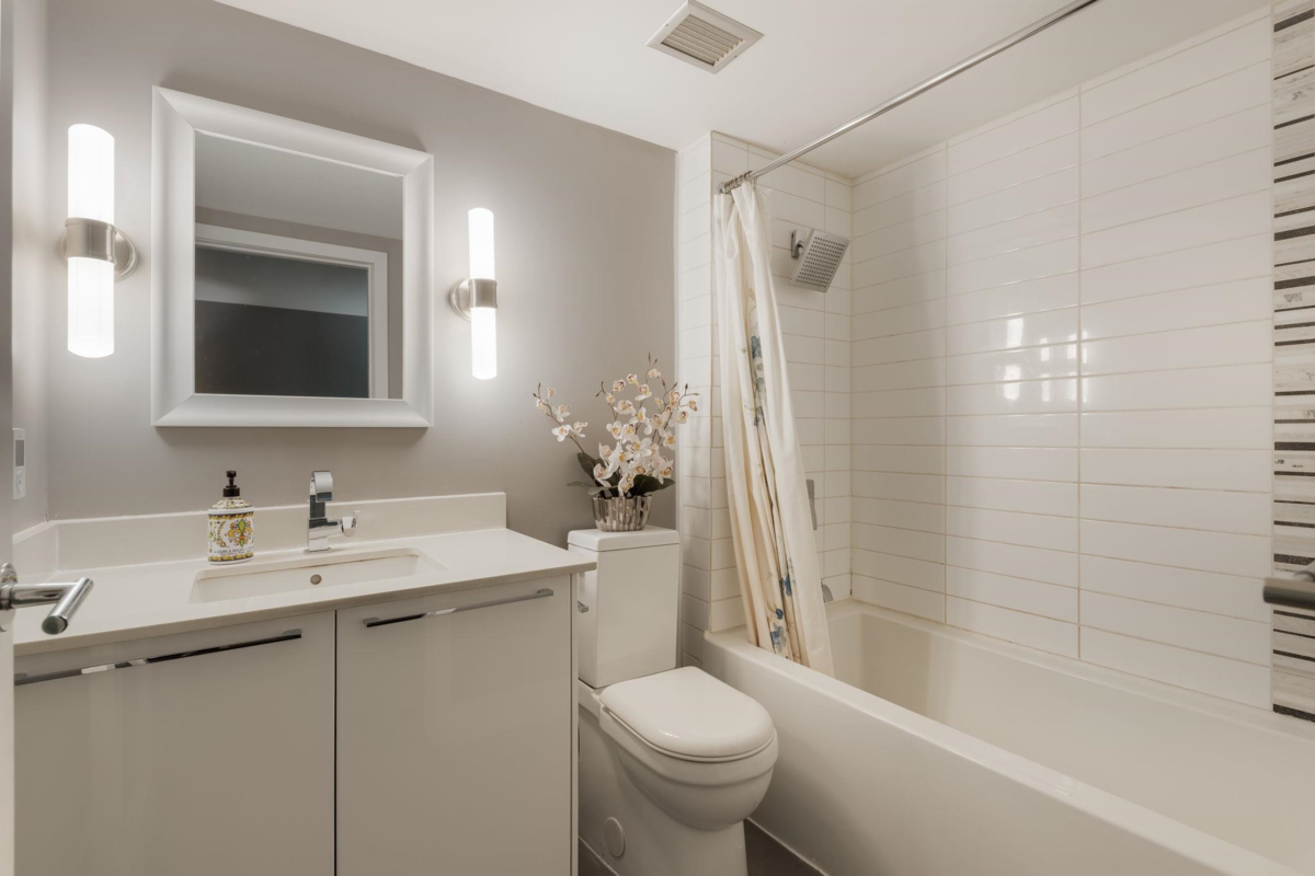 Walk-In Closet Photo of 2101 388 Drake Street, Vancouver, BC