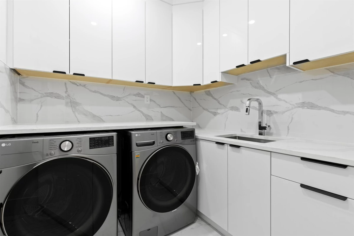 Front Yard Photo of 15584 89b Avenue, Surrey, BC