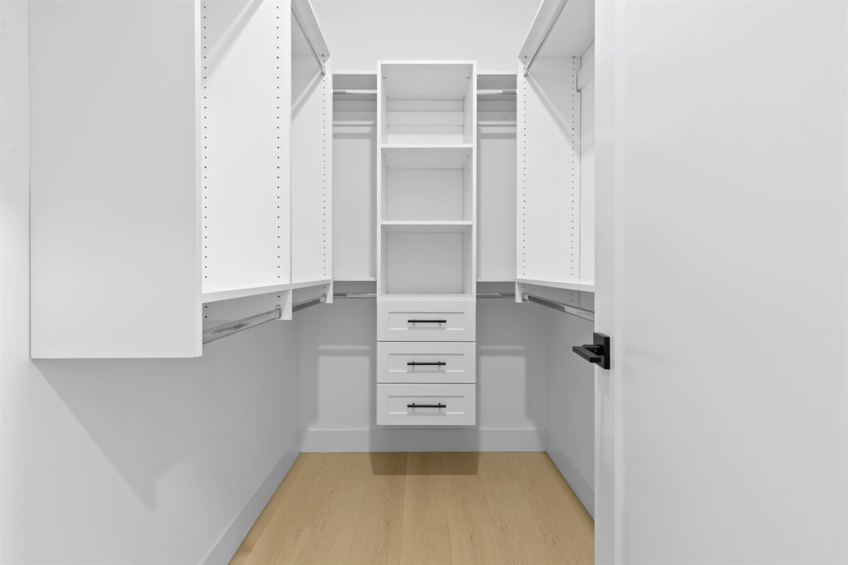 Hallway Photo of 15584 89b Avenue, Surrey, BC