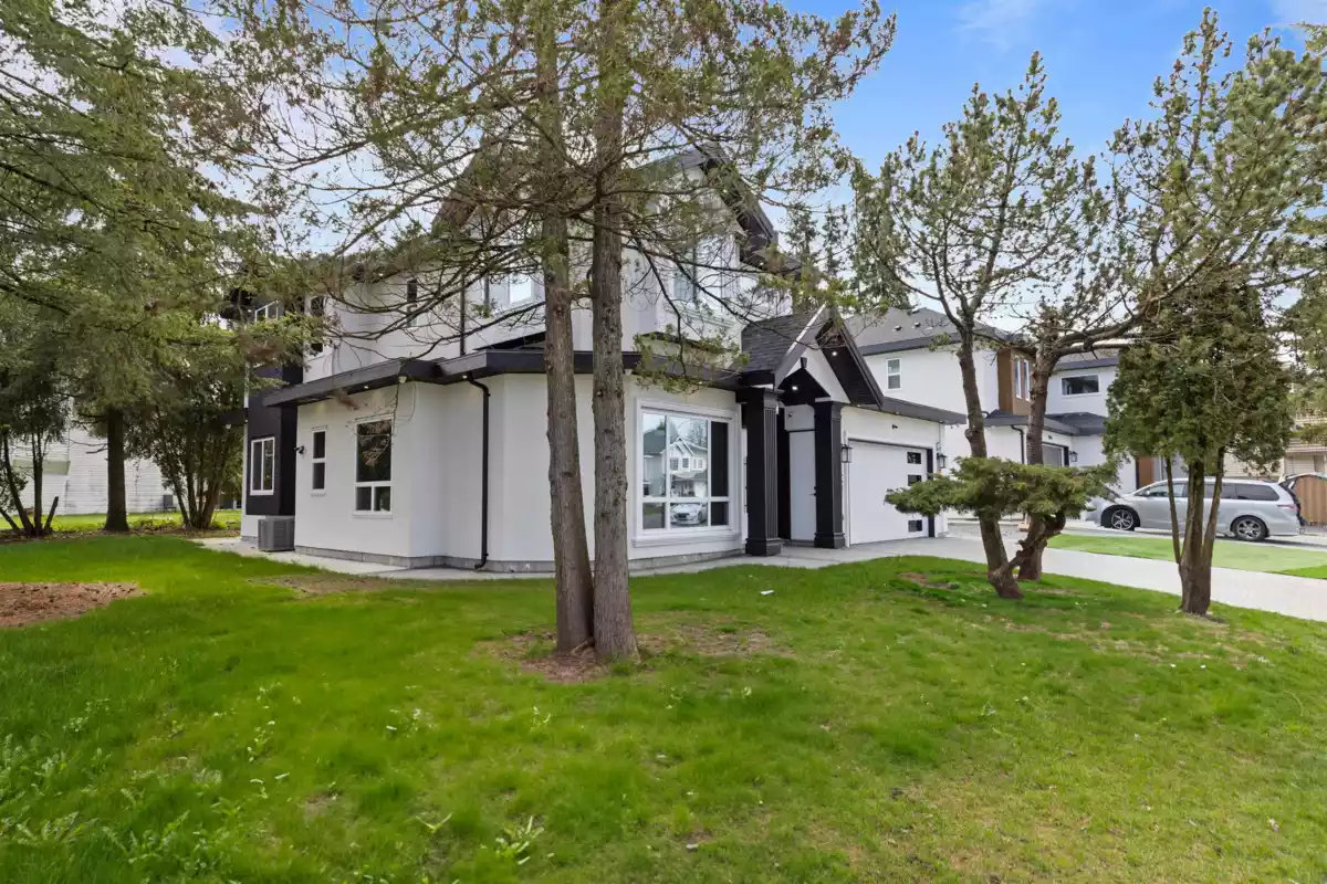 Living Room Photo of 15584 89b Avenue, Surrey, BC