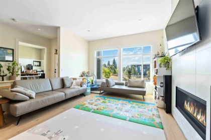 Living Room Photo of 16591 20 Avenue, Surrey, BC