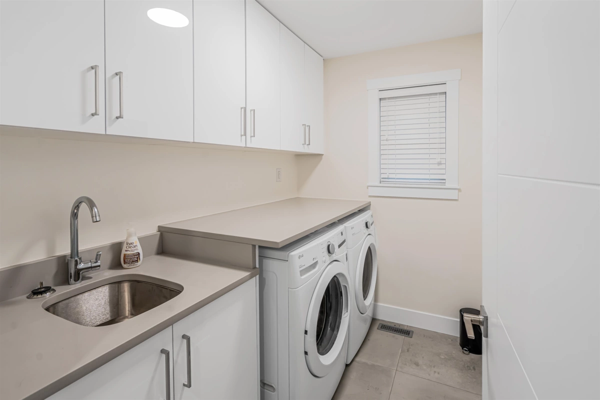 Hallway Photo of 17188 1 Avenue, Surrey, BC