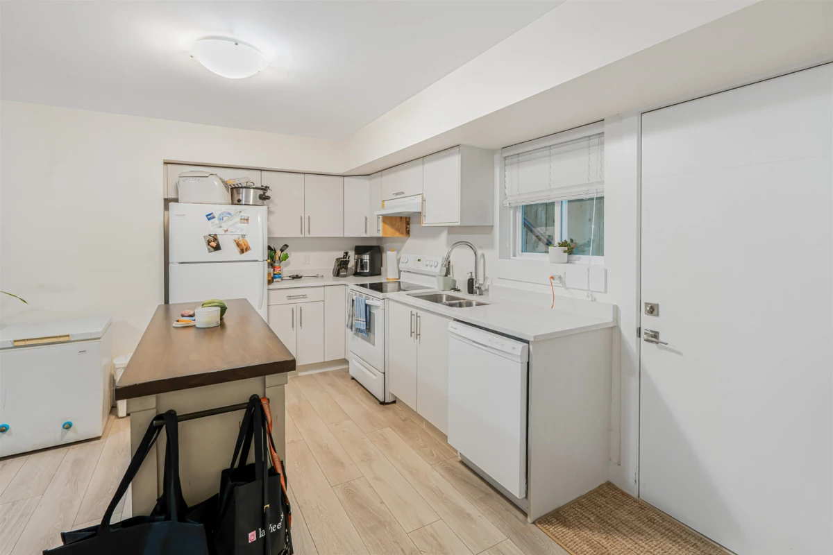 Staircase Photo of 17188 1 Avenue, Surrey, BC