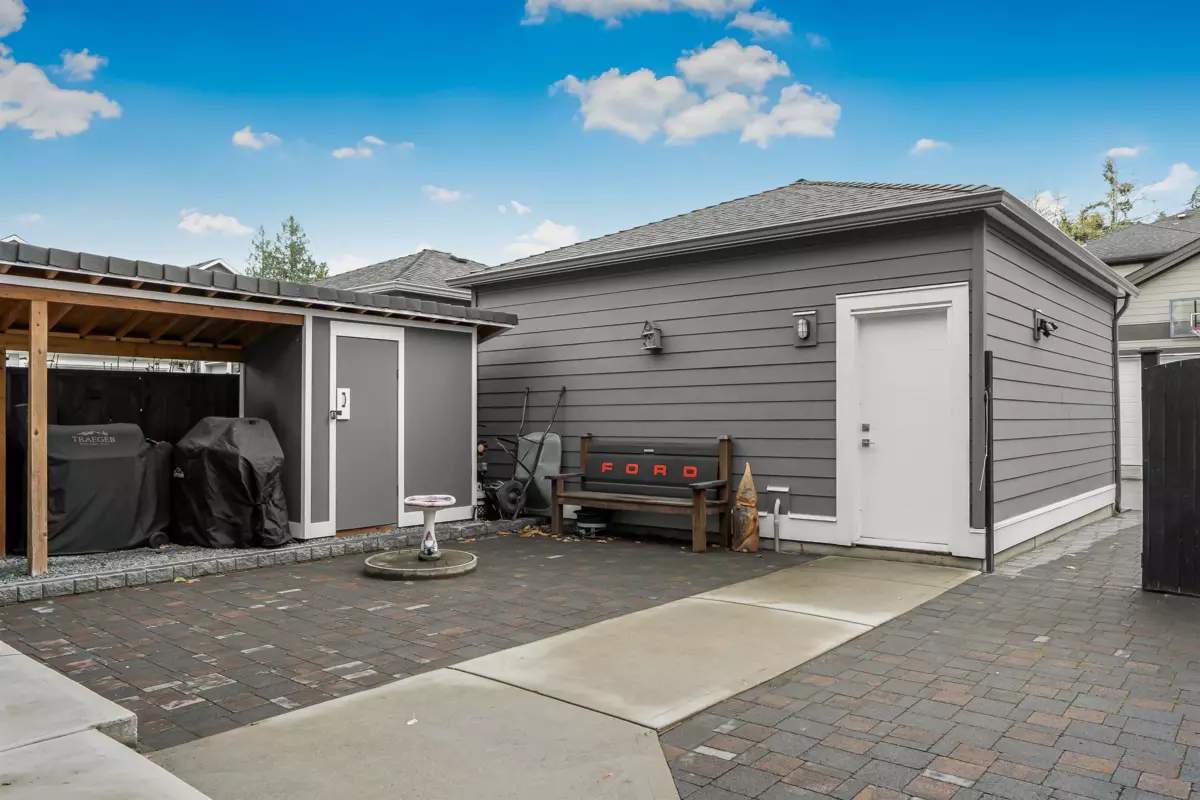 Swimming Pool Photo of 17188 1 Avenue, Surrey, BC