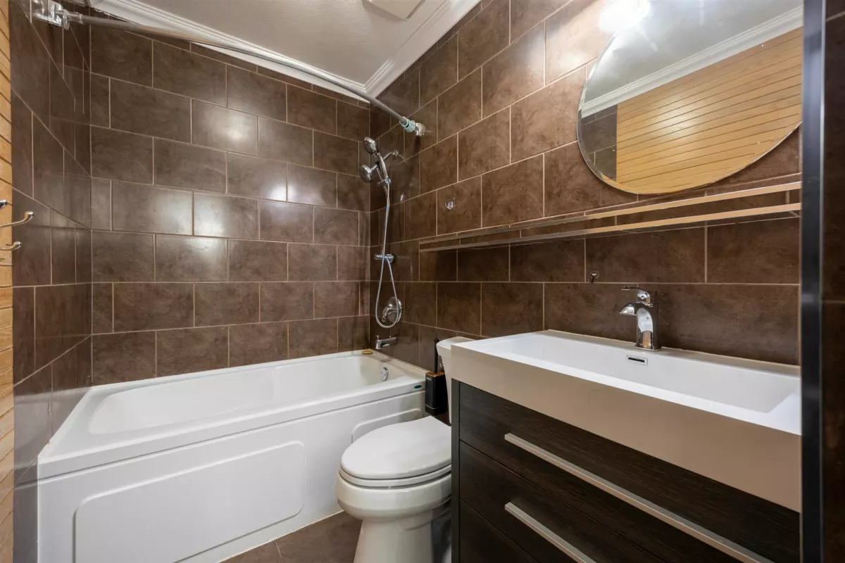 Hallway Photo of 1927 Coquitlam Avenue, Port Coquitlam, BC