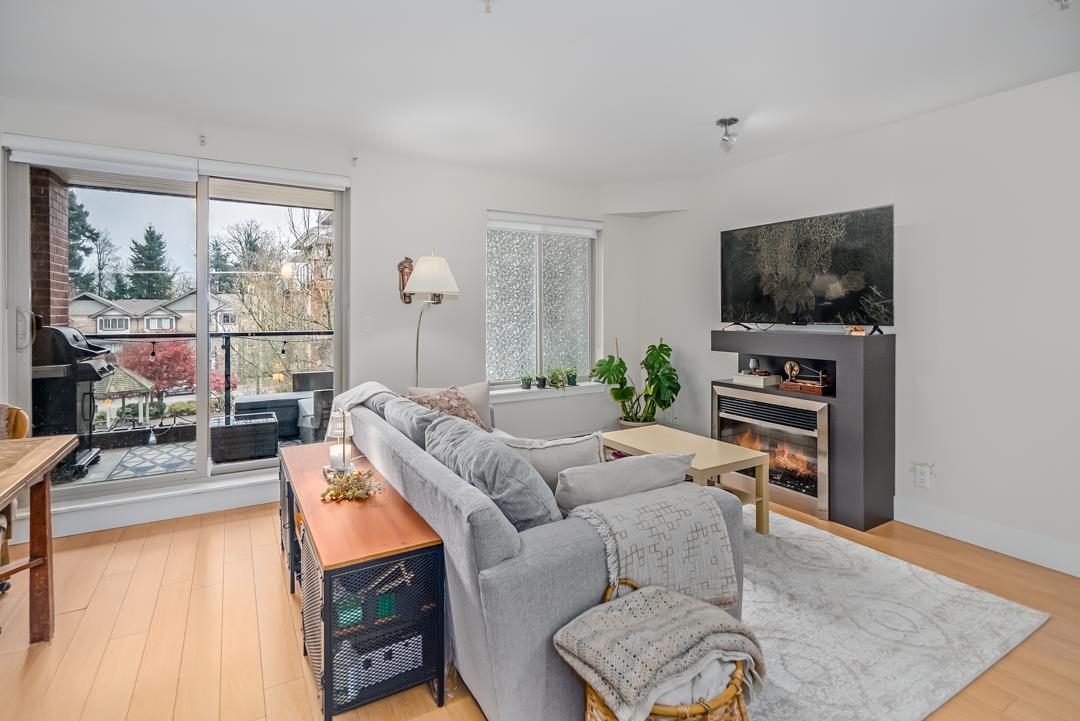 Kitchen Photo of 301 2233 Mckenzie Road, Abbotsford, BC
