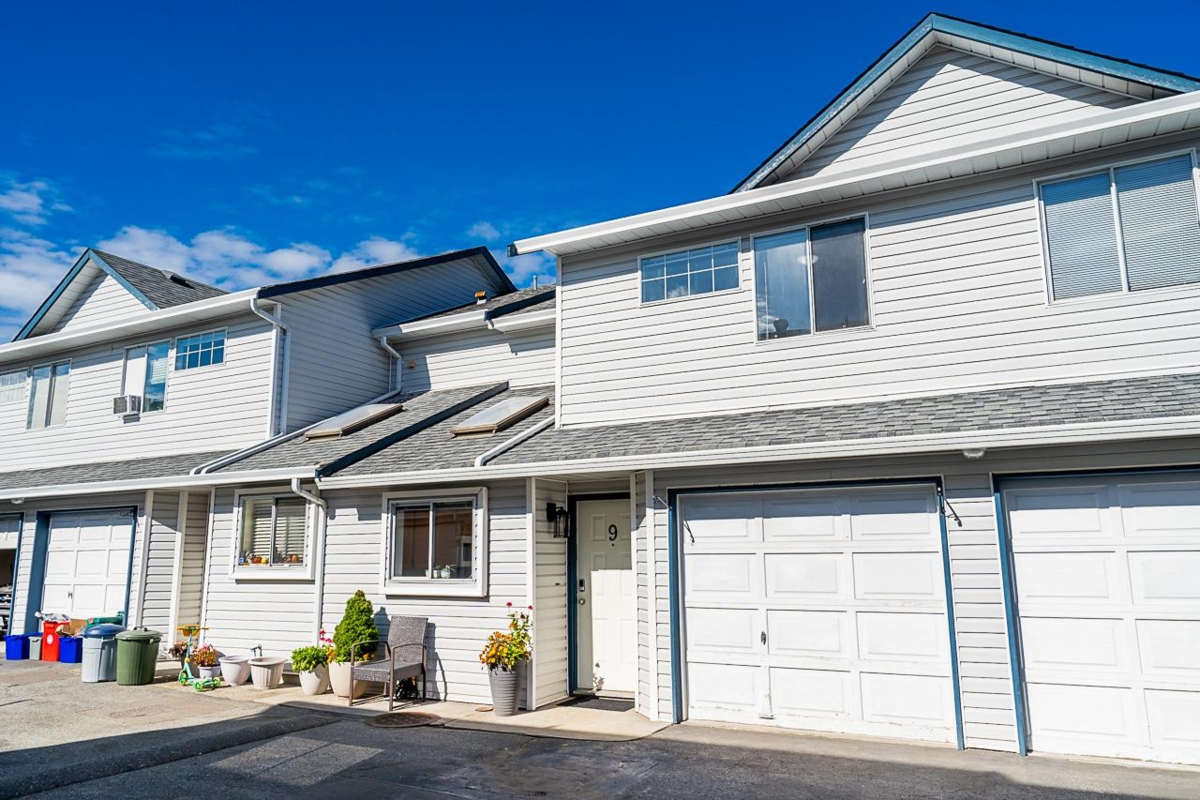 Front Yard Photo of 9 20625 118 Avenue, Maple Ridge, BC