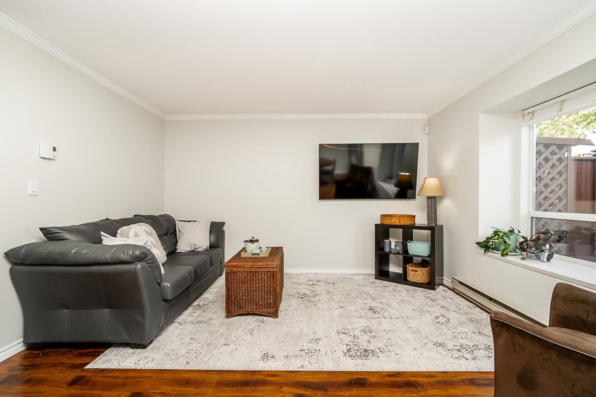 Kitchen Island Photo of 9 20625 118 Avenue, Maple Ridge, BC