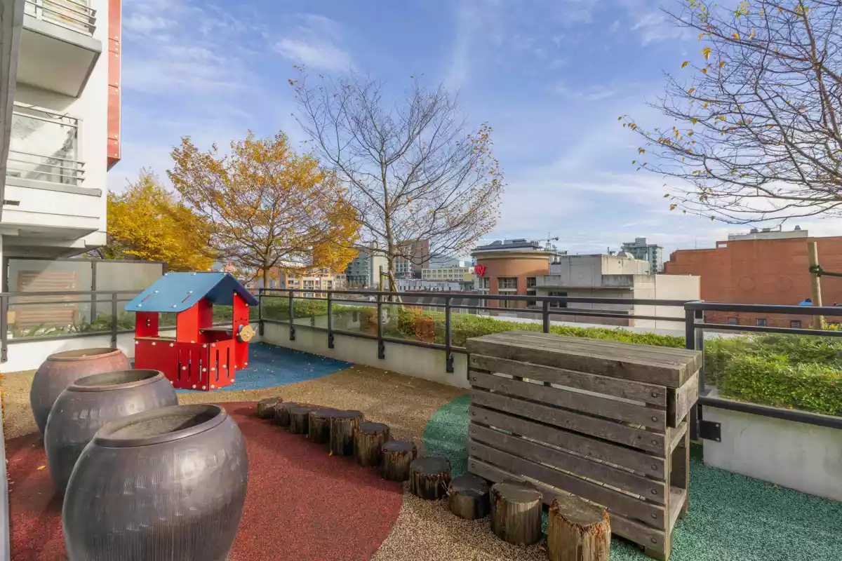 Swimming Pool Photo of 1810 188 Keefer Street, Vancouver, BC