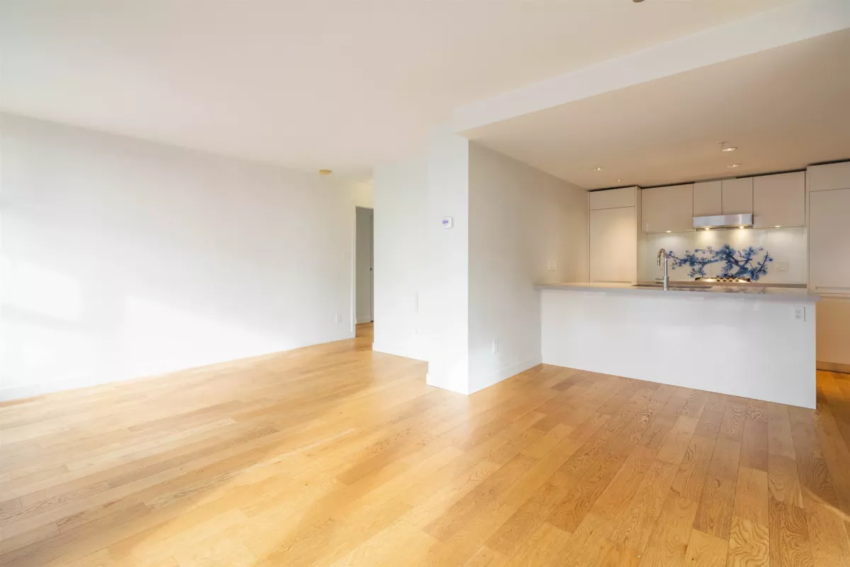 Walk-In Closet Photo of 1810 188 Keefer Street, Vancouver, BC